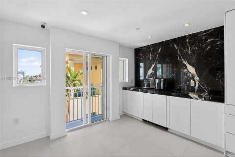Condo in Miami Beach, Florida, 2 bedrooms  № 2049666 - photo 8