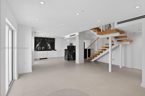 Condo in Miami Beach, Florida, 2 bedrooms  № 2049666 - photo 5