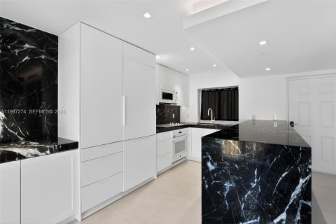 Condo in Miami Beach, Florida, 2 bedrooms  № 2049666 - photo 11