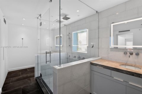 Condo in Miami Beach, Florida, 2 bedrooms  № 2049666 - photo 21