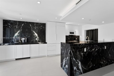 Condo in Miami Beach, Florida, 2 bedrooms  № 2049666 - photo 10