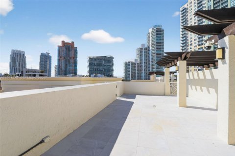 Condo in Miami Beach, Florida, 2 bedrooms  № 2049666 - photo 2
