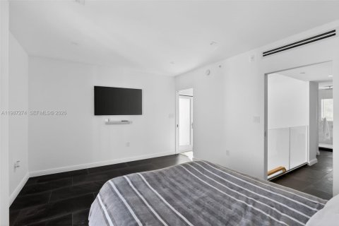 Condo in Miami Beach, Florida, 2 bedrooms  № 2049666 - photo 19