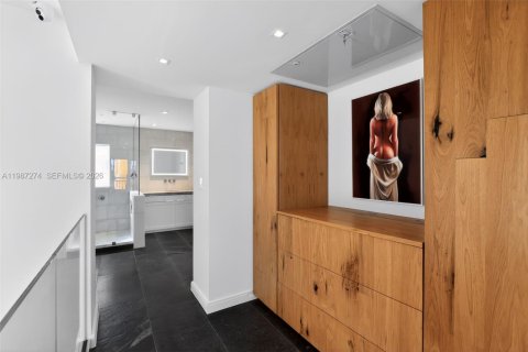 Condo in Miami Beach, Florida, 2 bedrooms  № 2049666 - photo 15