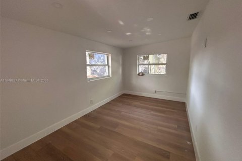 Villa ou maison à louer à Miami, Floride: 2 chambres, 142.7 m2 № 2036887 - photo 11