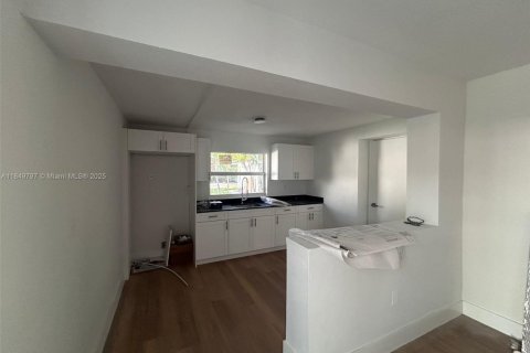 Villa ou maison à louer à Miami, Floride: 2 chambres, 142.7 m2 № 2036887 - photo 12