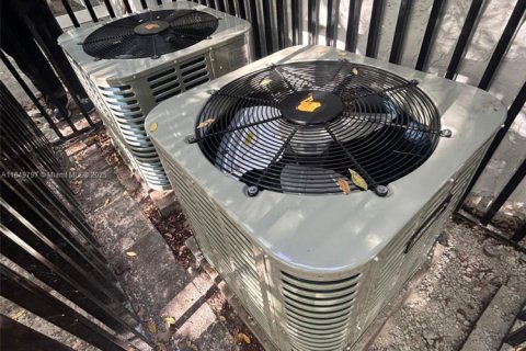 Villa ou maison à louer à Miami, Floride: 2 chambres, 142.7 m2 № 2036887 - photo 5