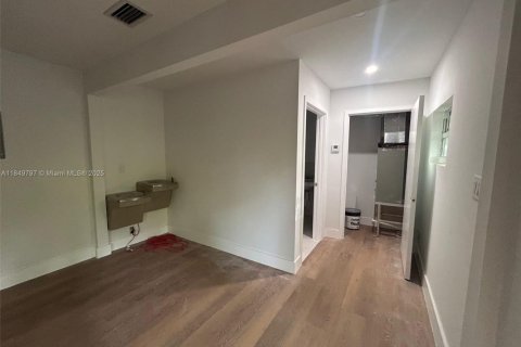 Villa ou maison à louer à Miami, Floride: 2 chambres, 142.7 m2 № 2036887 - photo 10