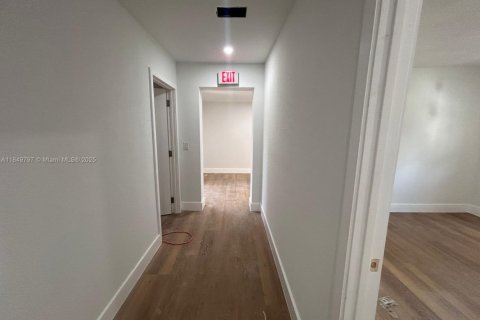 Villa ou maison à louer à Miami, Floride: 2 chambres, 142.7 m2 № 2036887 - photo 13