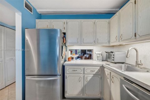 Copropriété à vendre à Lauderdale Lakes, Floride: 1 chambre, 71.35 m2 № 2023736 - photo 2