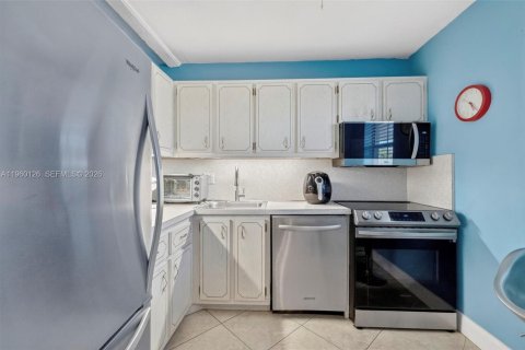 Copropriété à vendre à Lauderdale Lakes, Floride: 1 chambre, 71.35 m2 № 2023736 - photo 3