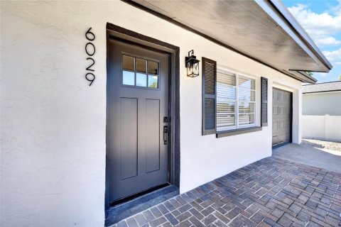House in Saint Petersburg, Florida 3 bedrooms, 104.24 sq.m. № 2393938 - photo 6