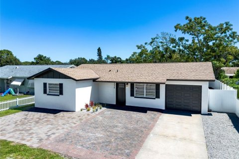 House in Saint Petersburg, Florida 3 bedrooms, 104.24 sq.m. № 2393938 - photo 4