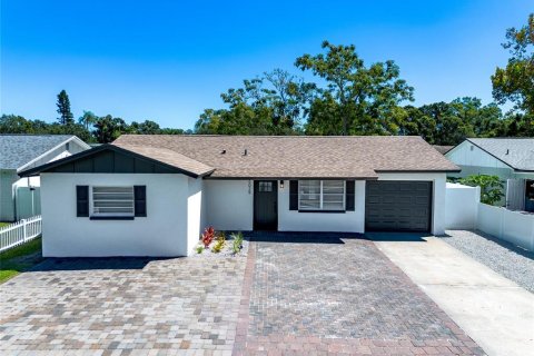 House in Saint Petersburg, Florida 3 bedrooms, 104.24 sq.m. № 2393938 - photo 2