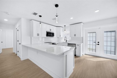House in Saint Petersburg, Florida 3 bedrooms, 104.24 sq.m. № 2393938 - photo 14