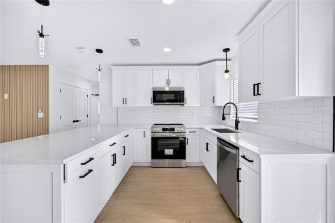 House in Saint Petersburg, Florida 3 bedrooms, 104.24 sq.m. № 2393938 - photo 18