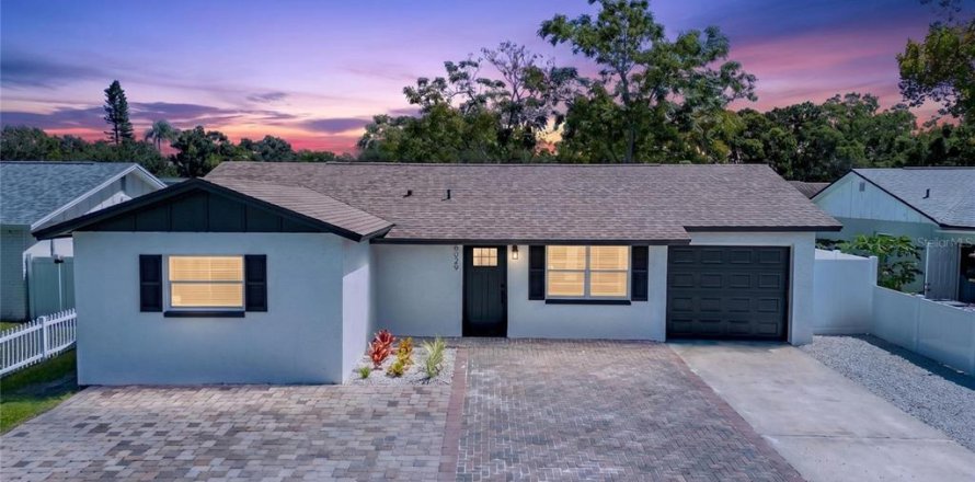 House in Saint Petersburg, Florida 3 bedrooms, 104.24 sq.m. № 2393938