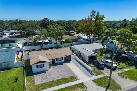 House in Saint Petersburg, Florida 3 bedrooms, 104.24 sq.m. № 2393938 - photo 5