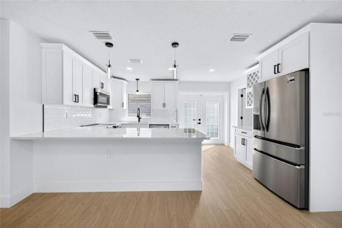 House in Saint Petersburg, Florida 3 bedrooms, 104.24 sq.m. № 2393938 - photo 15
