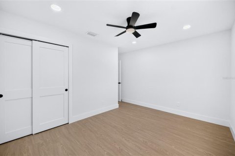 House in Saint Petersburg, Florida 3 bedrooms, 104.24 sq.m. № 2393938 - photo 30