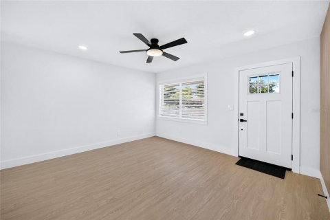 House in Saint Petersburg, Florida 3 bedrooms, 104.24 sq.m. № 2393938 - photo 12
