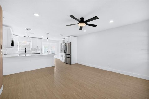 House in Saint Petersburg, Florida 3 bedrooms, 104.24 sq.m. № 2393938 - photo 9