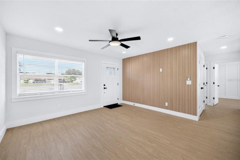 House in Saint Petersburg, Florida 3 bedrooms, 104.24 sq.m. № 2393938 - photo 10