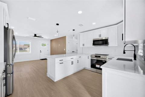 House in Saint Petersburg, Florida 3 bedrooms, 104.24 sq.m. № 2393938 - photo 17