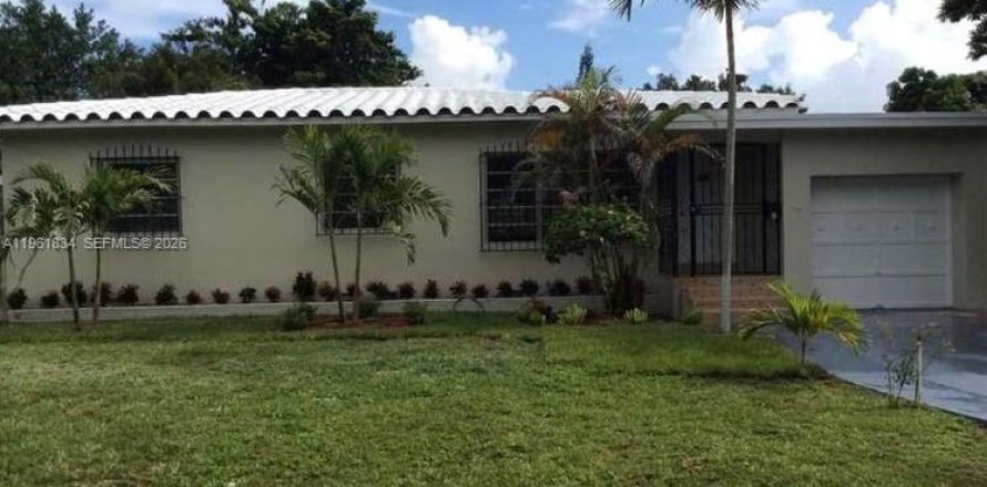 House in North Miami, Florida 3 bedrooms, 150.87 sq.m. № 2024654