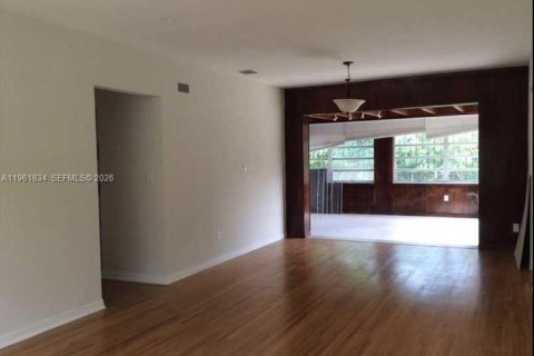 House in North Miami, Florida 3 bedrooms, 150.87 sq.m. № 2024654 - photo 3
