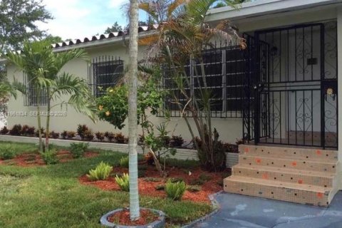 House in North Miami, Florida 3 bedrooms, 150.87 sq.m. № 2024654 - photo 2