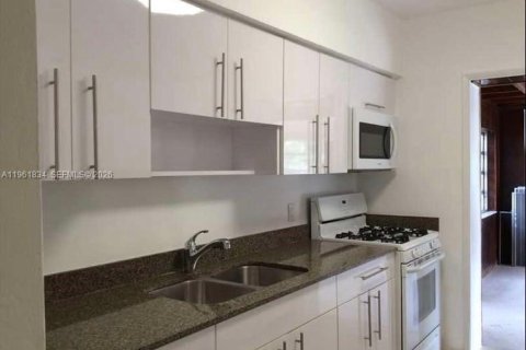 House in North Miami, Florida 3 bedrooms, 150.87 sq.m. № 2024654 - photo 7