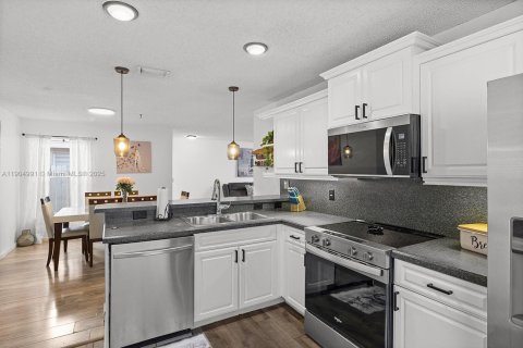 House in Miramar, Florida 3 bedrooms, 113.43 sq.m. № 1969752 - photo 7