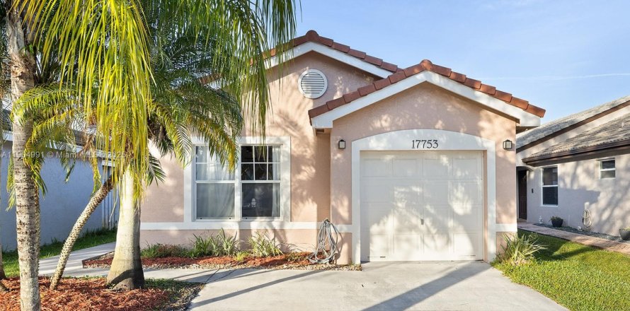 House in Miramar, Florida 3 bedrooms, 113.43 sq.m. № 1969752