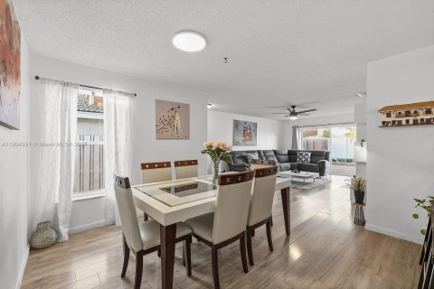 House in Miramar, Florida 3 bedrooms, 113.43 sq.m. № 1969752 - photo 10