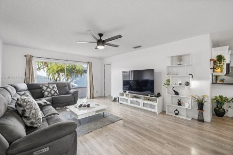 House in Miramar, Florida 3 bedrooms, 113.43 sq.m. № 1969752 - photo 3