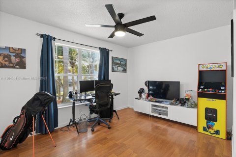 House in Miramar, Florida 3 bedrooms, 113.43 sq.m. № 1969752 - photo 19