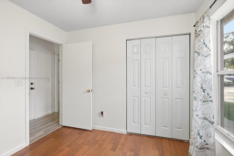 House in Miramar, Florida 3 bedrooms, 113.43 sq.m. № 1969752 - photo 16