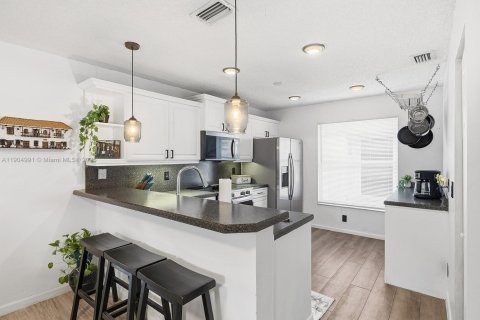 House in Miramar, Florida 3 bedrooms, 113.43 sq.m. № 1969752 - photo 5