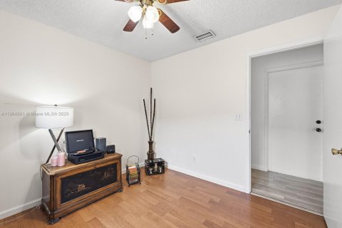 House in Miramar, Florida 3 bedrooms, 113.43 sq.m. № 1969752 - photo 20