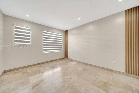 Condo in Miami Beach, Florida, 2 bedrooms  № 1995742 - photo 15