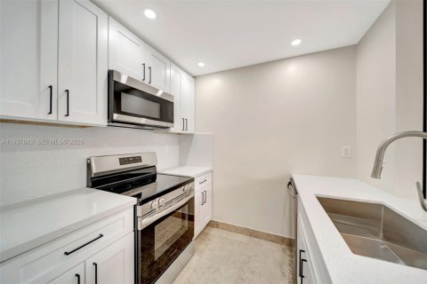 Condo in Miami Beach, Florida, 2 bedrooms  № 1995742 - photo 5