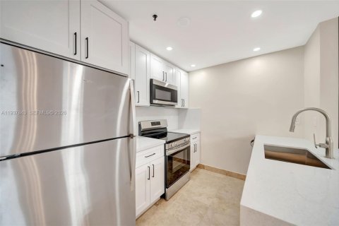 Condo in Miami Beach, Florida, 2 bedrooms  № 1995742 - photo 7