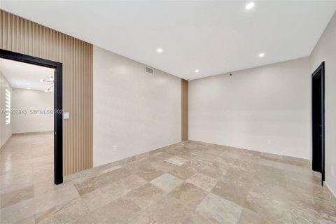 Condo in Miami Beach, Florida, 2 bedrooms  № 1995742 - photo 11