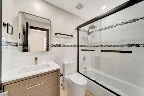 Condo in Miami Beach, Florida, 2 bedrooms  № 1995742 - photo 16