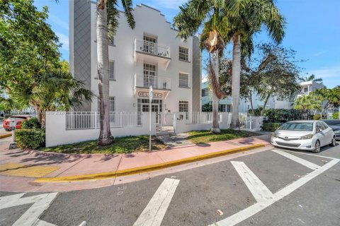 Condo in Miami Beach, Florida, 2 bedrooms  № 1995742 - photo 25