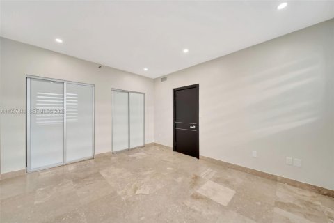 Condo in Miami Beach, Florida, 2 bedrooms  № 1995742 - photo 14