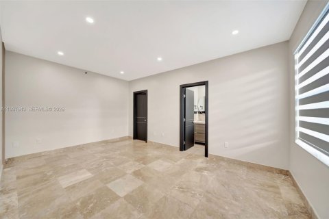 Condo in Miami Beach, Florida, 2 bedrooms  № 1995742 - photo 12