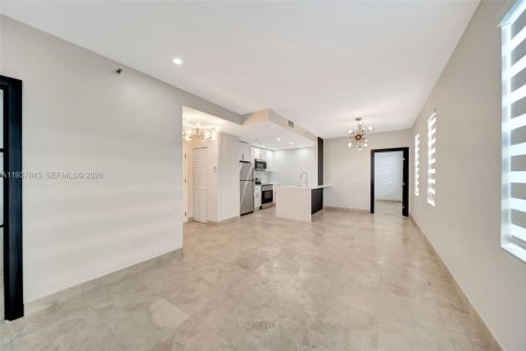 Condo in Miami Beach, Florida, 2 bedrooms  № 1995742 - photo 17