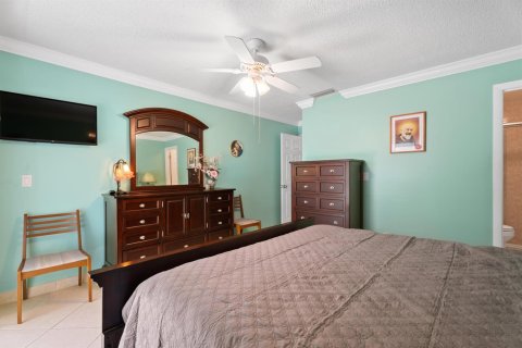 Condo in Stuart, Florida, 2 bedrooms № 2241140 - photo 22